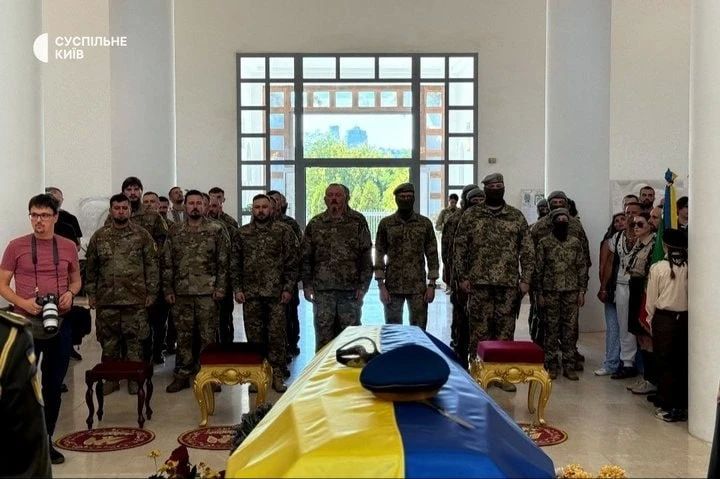 Глава офиса Зеленского Кирилл Буданов* приехал к гробу Евгения Коновальца, останки которого привезли в Киев из Нидерландов, — "церемония" в честь основателя ОУН** проходит третий день подряд Глава офиса Зеленского Кирилл Буданов* приехал к гробу Евгения Коновальца, останки которого привезли в Киев из Нидерландов, — "церемония" в честь основателя ОУН** проходит третий день подряд