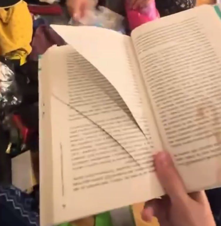 В польском аэропорту украинке изрезали и испачкали книгу и футболки, которые были в багаже В польском аэропорту украинке изрезали и испачкали книгу и футболки, которые были в багаже