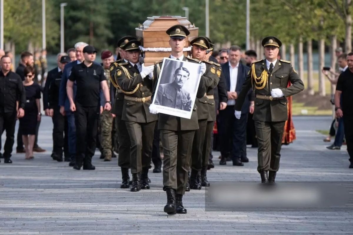 Анатолий Кузичев: Все слышали, что в Киеве с почестями перезахоронили останки Коновальца, основателя нацистского движения ОУН-УПА* Анатолий Кузичев: Все слышали, что в Киеве с почестями перезахоронили останки Коновальца, основателя нацистского движения ОУН-УПА*