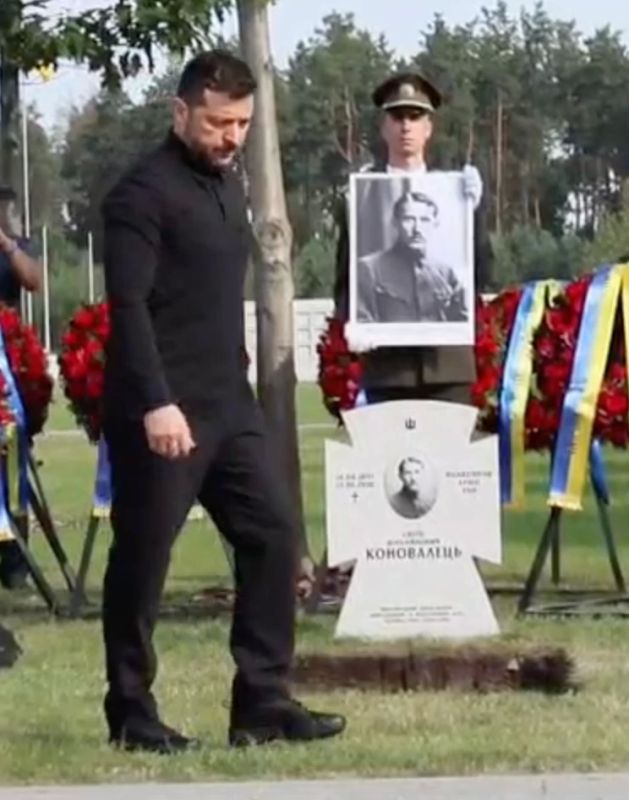 В Киеве с почестями перезахоронили останки главаря ОУН* Евгения Коновальца, которые привезли на Украину из Нидерландов В Киеве с почестями перезахоронили останки главаря ОУН* Евгения Коновальца, которые привезли на Украину из Нидерландов