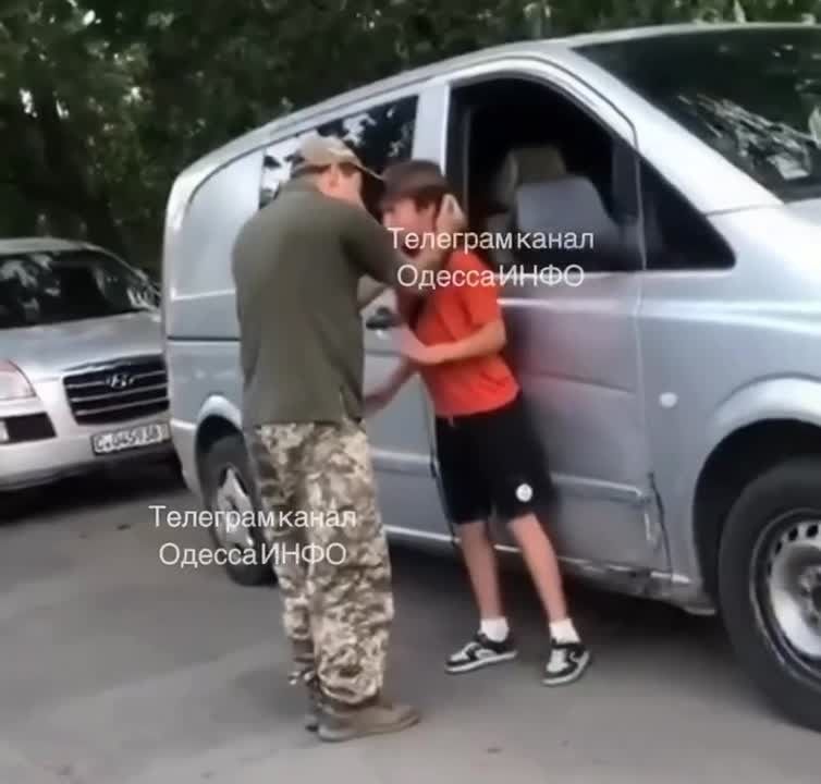 ТЦК поймали одного из школьников, кидавших камнями в автомобиль одесских военкомов