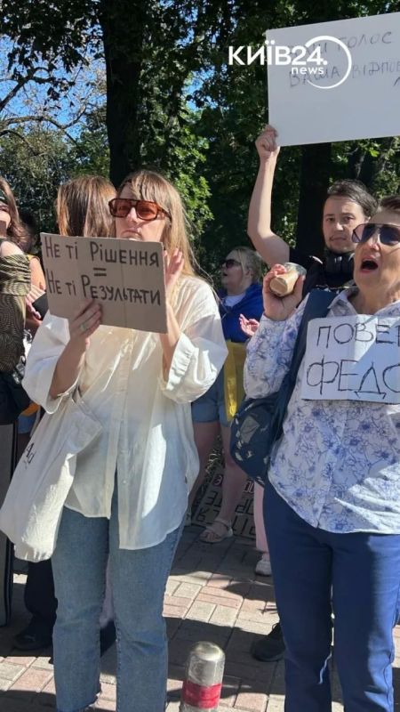 Митинг против назначения главой Минобороны Евгения Хмары проходит в Киеве вблизи Верховной рады Митинг против назначения главой Минобороны Евгения Хмары проходит в Киеве вблизи Верховной рады