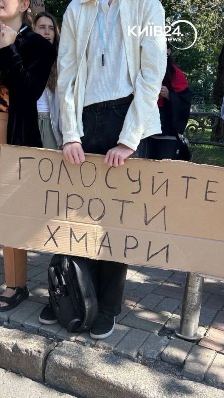 Митинг против назначения главой Минобороны Евгения Хмары проходит в Киеве вблизи Верховной рады Митинг против назначения главой Минобороны Евгения Хмары проходит в Киеве вблизи Верховной рады