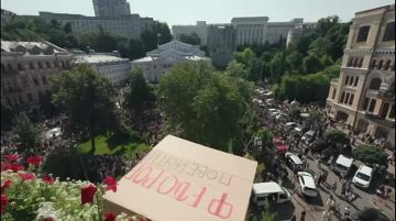 Призывы экс-министра обороны Украины к выборам могут открыть для Зеленского "внутренний фронт", пишет украинское издание "Страна"