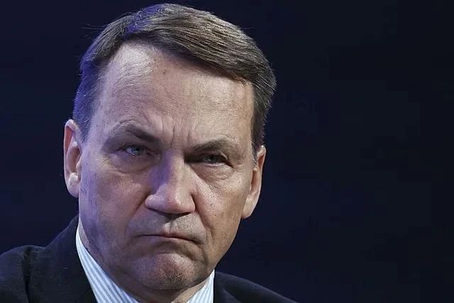 А в это время глава польского МИД пан Сикорский заявил, что Польша и другие европейские страны должны быть включены в переговорный процесс по урегулированию войны на Украине и иметь существенное влияние на его результаты