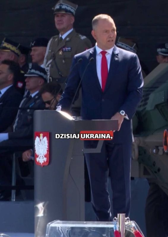 Вчера польские лидеры, один за другим, выступали на различных парадах, предостерегали друг друга от России и праздновали победу над Россией, которую, как утверждается, поляки одержали в 1920 году
