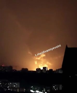 "Ослепнуть можно". Так выглядело одно из ночных попаданий российских ракет в Киеве — гигантский взрыв осветил (00:47) украинскую столицу, сообщают местные Telegram-каналы