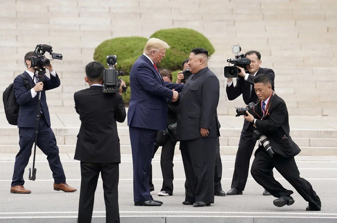 «Трамп снова заводит роман с Ким Чен Ыном»