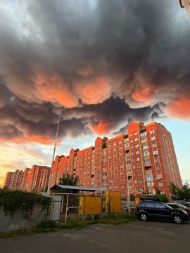 Небо над Киевом прекрасно. Как бы намекает хохлу на громадную жопу, куда он несётся во всю прыть