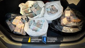 Национальное антикоррупционное бюро Украины публикует кадры с обысков по делу о хищении не менее миллиарда гривен бюджетных средств организованной преступной группировкой, в которую входили представители администрации...
