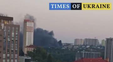 Видео пожара после прилёта в Киеве публикуют украинские СМИ
