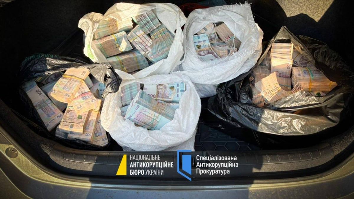 Опубликованы кадры с обысков по делу преступной группировки с участием бывшего замруководителя офиса Зеленского Ирины Мудрой Опубликованы кадры с обысков по делу преступной группировки с участием бывшего замруководителя офиса Зеленского Ирины Мудрой