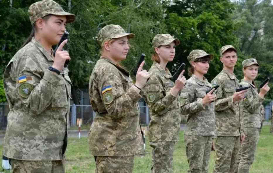 Бывший министр обороны Украины Резник предложил мобилизовывать женщин