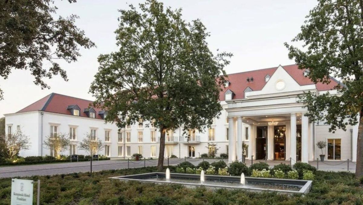 Один из самых известных немецких отелей оказался на грани банкротства из-за санкций ЕС Один из самых известных немецких отелей оказался на грани банкротства из-за санкций ЕС