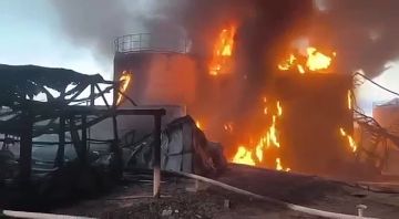 Последствия ударов ВС РФ по нефтебазе в Броварах в Киеве