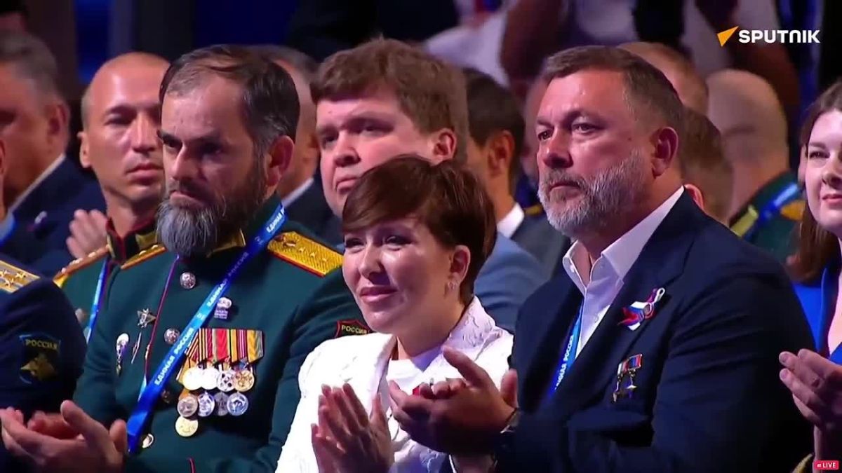Россия остается суверенной страной и "сама и только сама определяет свое будущее", заявил Путин