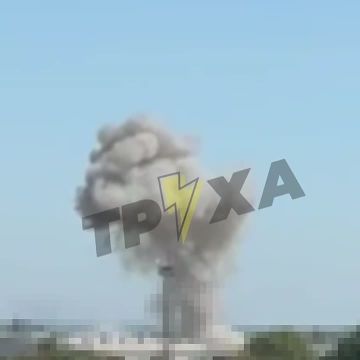 Дым поднимается после прилета в Полтаве