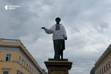 Желание украинцев все разукрасить, нарядить во что-то несуразное, напоминает двоечников, которые разрисовывали школьные учебники, пририсовывая уши и носы историческим деятелям