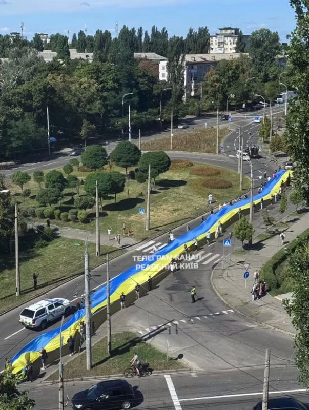 Украина - это страна-театр, символические действия в которой полностью заменяют реальные