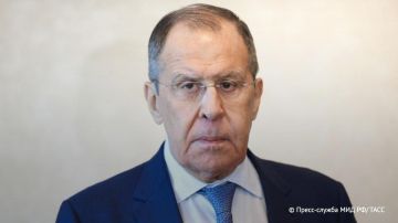 НАТО и ЕС не удастся заранее публично "отмазаться" от оказания военной помощи Украине и проведения русофобской линии, заявил Лавров в комментарии журналисту "Вестей" Павлу Зарубину