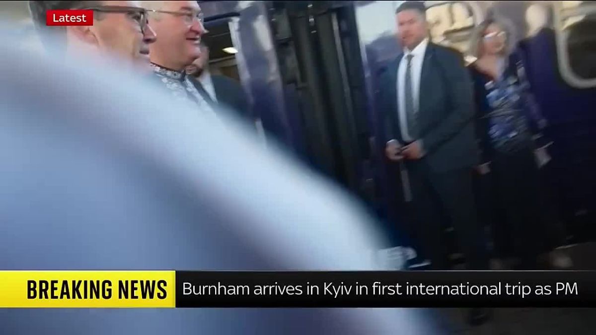Энди Бернем прибыл в Киев, совершая свою первую зарубежную поездку в качестве премьер-министра