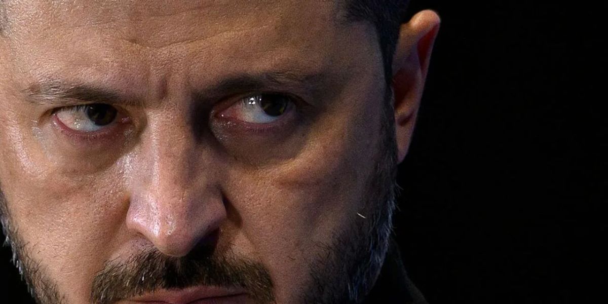 «Маска миротворца».. Украинский депутат Данило Гетманцев уверяет, что в Киеве якобы идет борьба между «партией мира» и «партией войны». В первую он записал Зеленского*, Давида Арахамию и даже «немало военных», во вторую —...