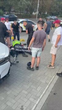 В Киеве произошла массовая драка между полицаями и ВСУшниками Водитель ударил патрульного в лицо после того, как нарушил правила и попытался уехать, сообщил глава патрульной полиции Белощицкий