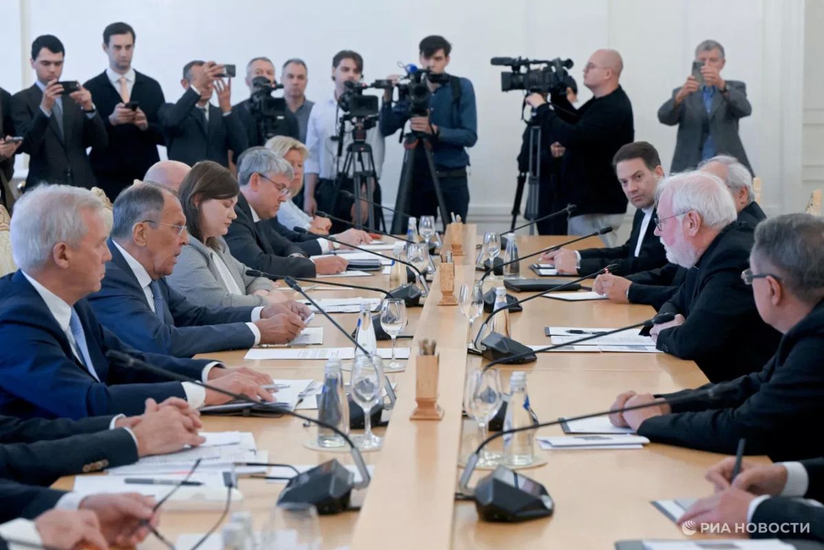 Россия рассчитывает, что Ватикан в контактах с Украиной будет обращать внимание на действия против УПЦ, заявил Лавров