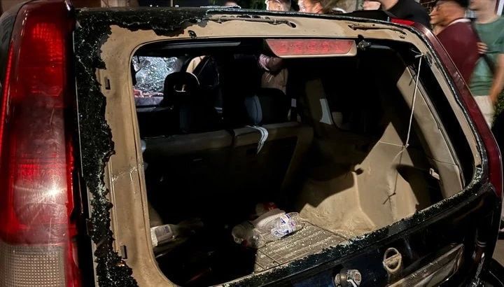 В Тернополе толпа отбила мужчину у ТЦК и разгромила служебную машину В Тернополе толпа отбила мужчину у ТЦК и разгромила служебную машину