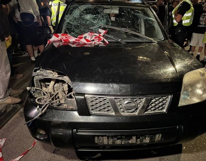 В Тернополе толпа отбила мужчину у ТЦК и разгромила служебную машину В Тернополе толпа отбила мужчину у ТЦК и разгромила служебную машину