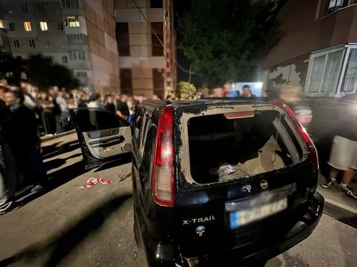 В Тернополе толпа отбила мужчину у ТЦК и разгромила служебную машину В Тернополе толпа отбила мужчину у ТЦК и разгромила служебную машину