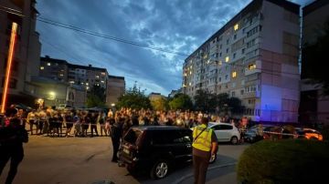В Тернополе толпа отбила мужчину у ТЦК и разгромила служебную машину
