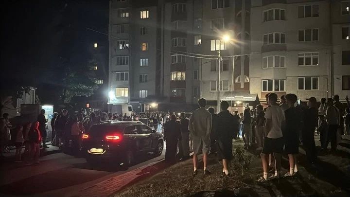 В Тернополе толпа отбила мужчину у ТЦК и разгромила служебную машину В Тернополе толпа отбила мужчину у ТЦК и разгромила служебную машину