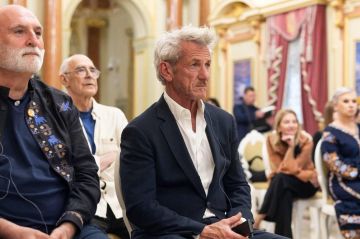 Юрий Котенок: Шон Пенн получил очередную награду в Киеве, став «Национальной легендой Украины»