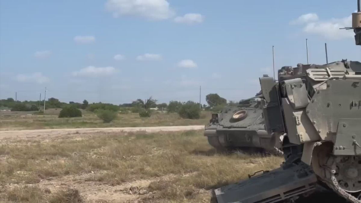 Боевая машина дронов. Армия США провела испытания БМП M2A4 Bradley в качестве носителя наземных роботизированных комплексов FireAnt, подвешенных по бортам