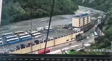 Восемь россиян не выходят на связь после землетрясения и оползня в Непале