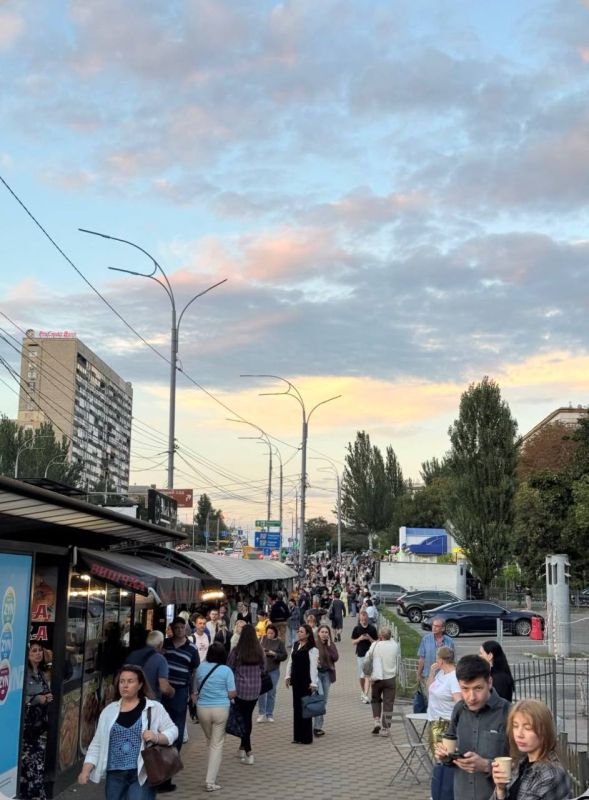 В Киеве образовались огромные пробки на дорогах, ведущих с правого берега на левый, из-за непрекращающихся воздушных тревог, — местные паблики В Киеве образовались огромные пробки на дорогах, ведущих с правого берега на левый, из-за непрекращающихся воздушных тревог, — местные паблики