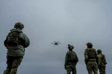 ВСУ бьют беспилотниками по гражданскому автотранспорту, выдавая его за военные цели, чтобы потом отчитаться перед Западом за применение иностранных БПЛА, рассказал РИА Новости военный эксперт Виталий Киселев