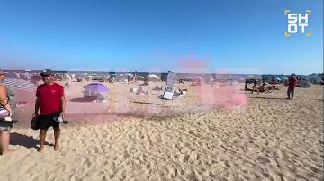 Испанцы устроили акцию протеста против Украины на пляже в Барселоне