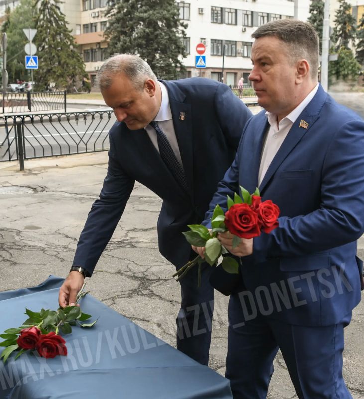 Алексей Кулемзин: В преддверии Дня шахтёра открыли мемориальную доску, посвящённую выдающемуся деятелю угольной отрасли Оресту Андреевичу Колесову — человеку, чьё имя неразрывно связано с расцветом угольной промышленности... Алексей Кулемзин: В преддверии Дня шахтёра открыли мемориальную доску, посвящённую выдающемуся деятелю угольной отрасли Оресту Андреевичу Колесову — человеку, чьё имя неразрывно связано с расцветом угольной промышленности...