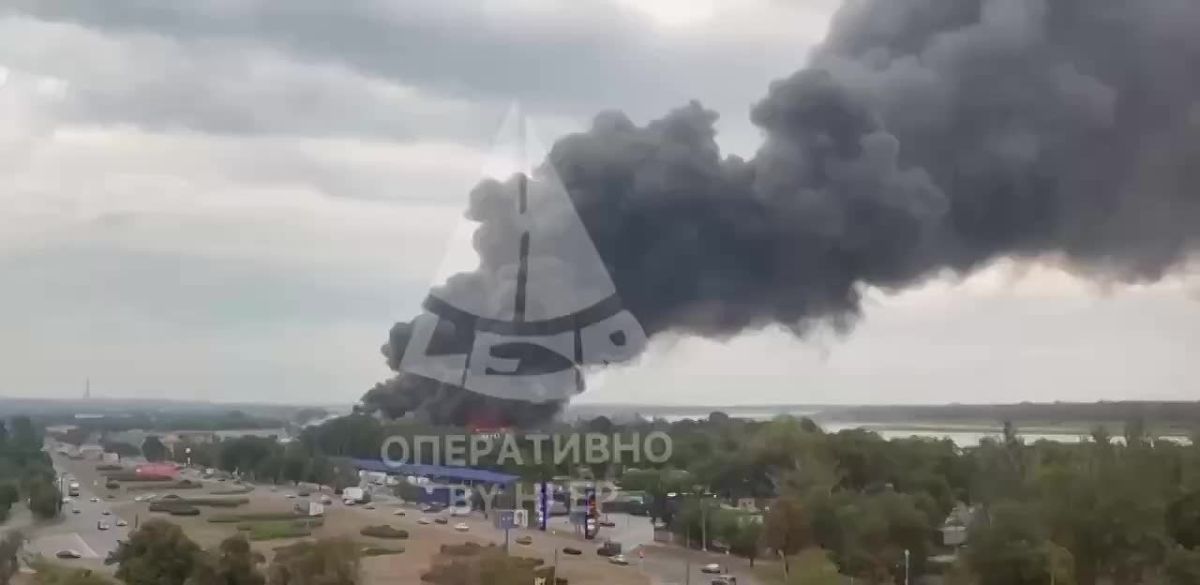 Противник объявил, что после ударов по ТЦ сети "Эпицентр" все уцелевшие "Эпицентры" на левобережье и на юге Украины закрываются (это еще конечно проверят, сами то ТЦ могут продолжать использовать под склады и сборку дронов)...