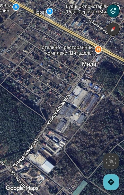 Тот самый склад в селе Милая в пригороде Киева и много домов напротив