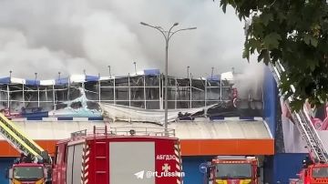 Масштабный пожар в здании «Эпицентра» в подконтрольном Киеву Запорожье продолжается с раннего утра