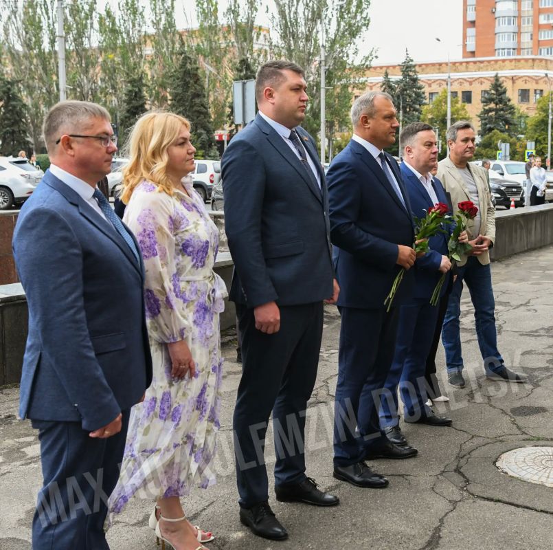 Алексей Кулемзин: В преддверии Дня шахтёра открыли мемориальную доску, посвящённую выдающемуся деятелю угольной отрасли Оресту Андреевичу Колесову — человеку, чьё имя неразрывно связано с расцветом угольной промышленности... Алексей Кулемзин: В преддверии Дня шахтёра открыли мемориальную доску, посвящённую выдающемуся деятелю угольной отрасли Оресту Андреевичу Колесову — человеку, чьё имя неразрывно связано с расцветом угольной промышленности...