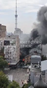 Пожар после прилета БпЛА возле ТРЦ "Променад" в Шевченковском районе Киева