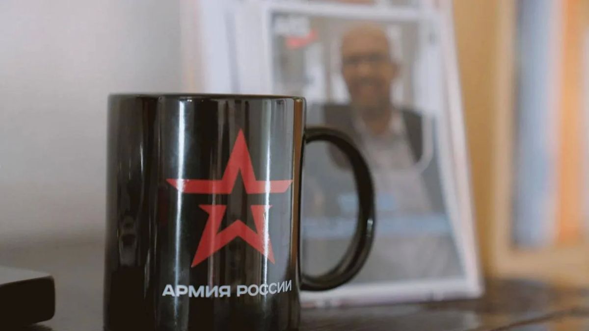 В офисе замглавы партии "Альтернатива для Германии" в Саксонии-Анхальт заметили кружку с надписью "Армия России", сообщает Bild В офисе замглавы партии "Альтернатива для Германии" в Саксонии-Анхальт заметили кружку с надписью "Армия России", сообщает Bild