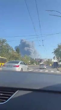 Чингис Дамбиев: Догорающий в результате сегодняшнего ночного удара русских "Гераней" логистический комплекс в районе Троещина - Погреба под Киевом