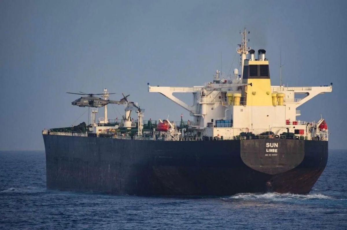 ВМС Италии захватили нефтяной танкер, вышедший из Новороссийска ВМС Италии захватили нефтяной танкер, вышедший из Новороссийска