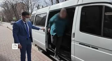 Сотрудники ФСБ задержали двух жителей Крыма задержали за передачу Украине данных об объектах Минобороны РФ и подготовку тайников с СВУ