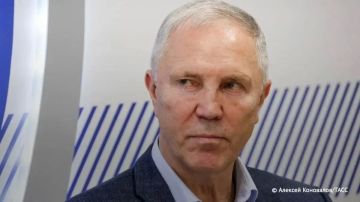 Бывший министр обороны Украины Федоров пытается "поставить телегу впереди лошади", предлагая США помощь в создании армии беспилотников, заявил ТАСС Владимир Сальдо
